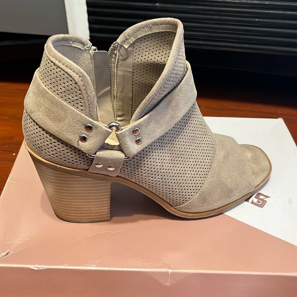 Felicitous Augustine bootie open toe size 8M